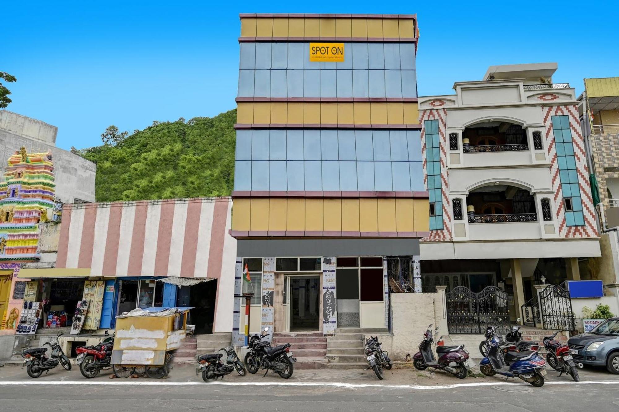 Spot On Svr Grand Hotel Vijayawāda Exterior foto
